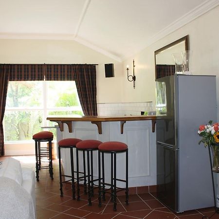 Camelot In Constantia Bed and Breakfast Kapstaden Eksteriør billede